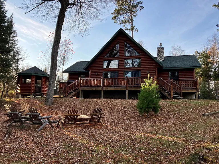 Northwoods Escape: The Bear’s Den Log Home