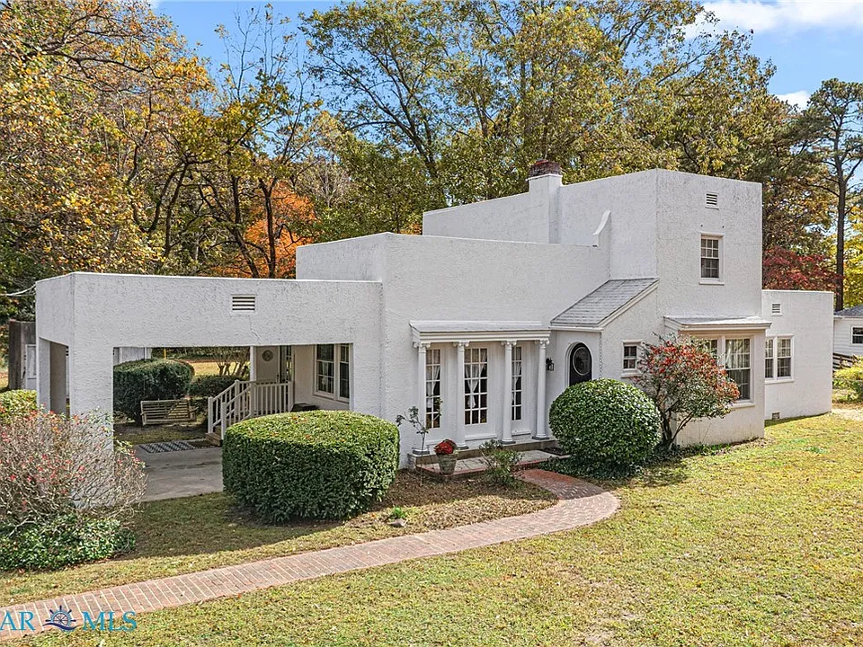 Great coastal retreat! Historical 1920s residence on the Northern Neck. $329,000.